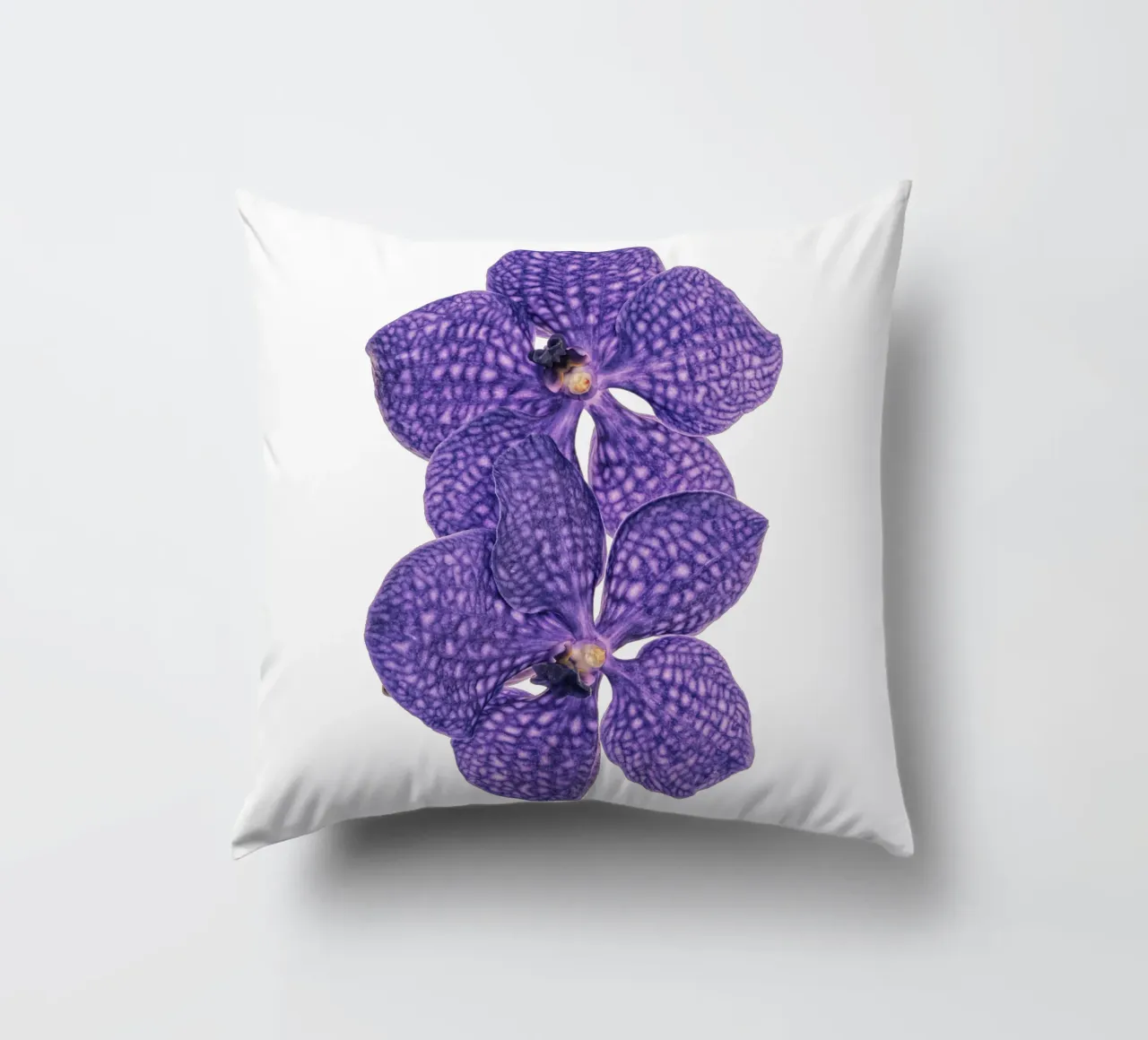 Il fascino delle orchidee viola cuscino da Curious Collections by Marielle Leenders