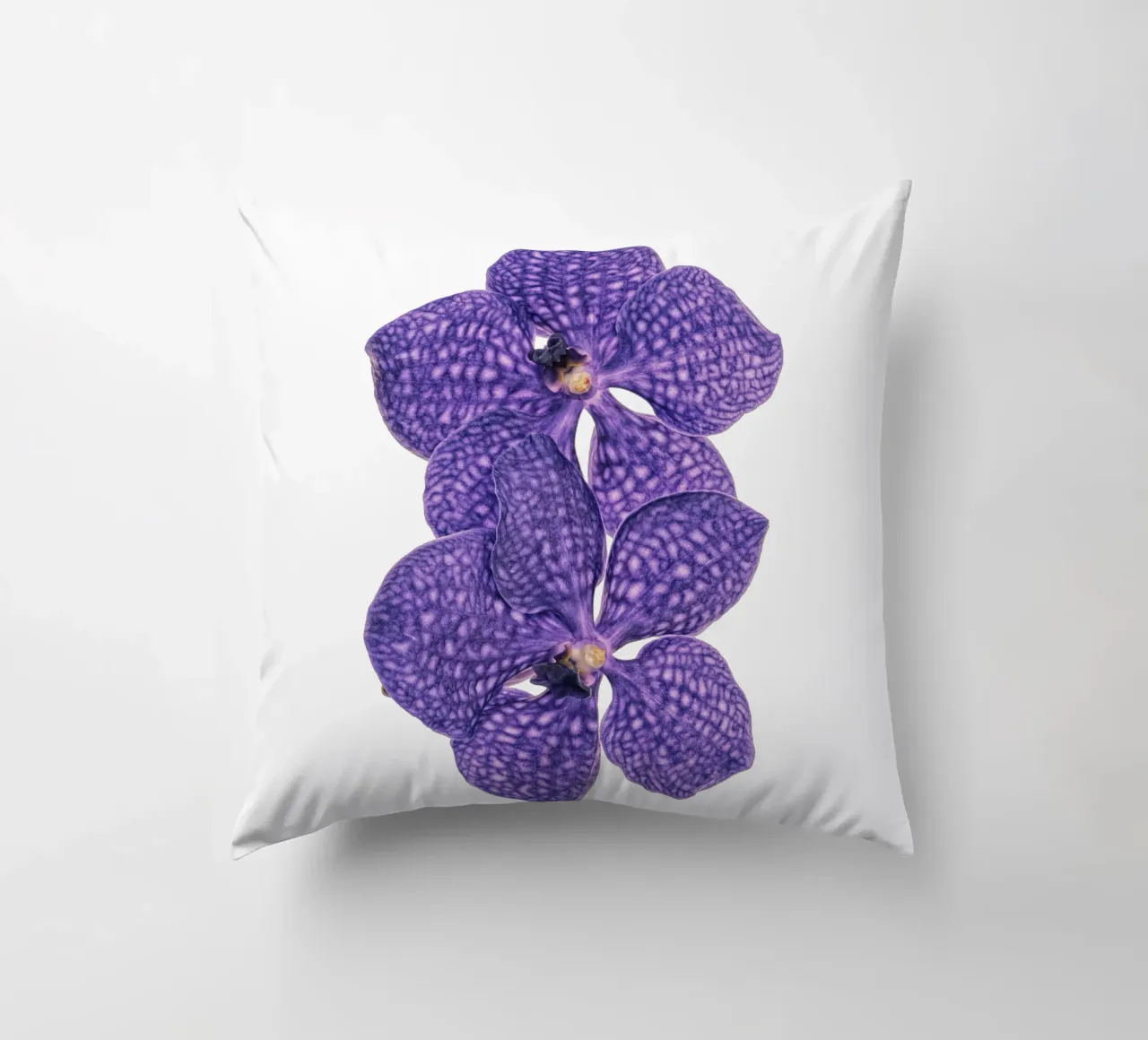 Il fascino delle orchidee viola cuscino da Curious Collections by Marielle Leenders