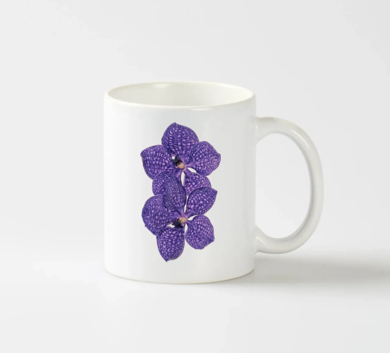 Der Reiz der lila Orchideen Keramik Tasse von Curious Collections by Marielle Leenders