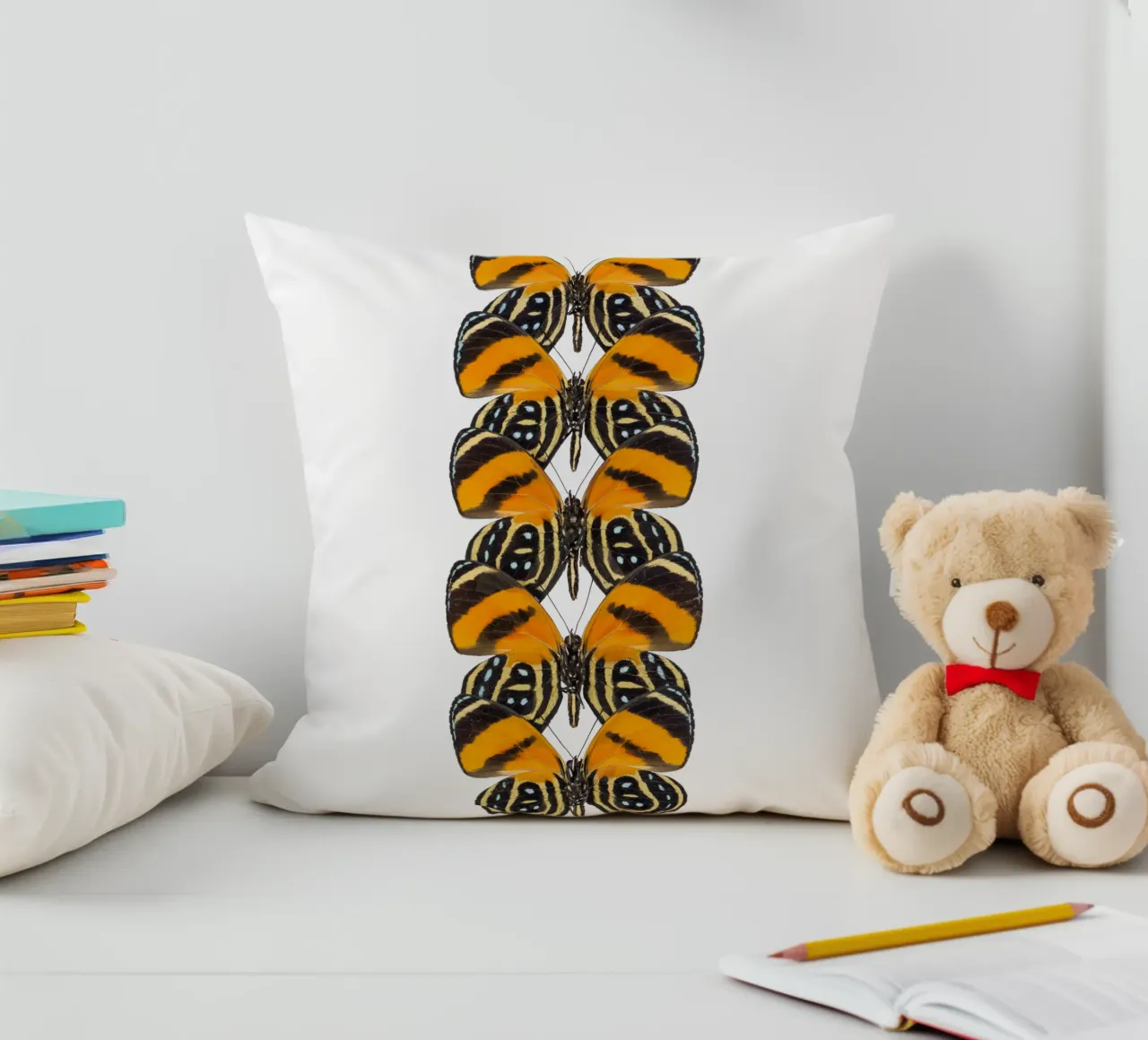 Farfalle in fila cuscino da Curious Collections by Marielle Leenders
