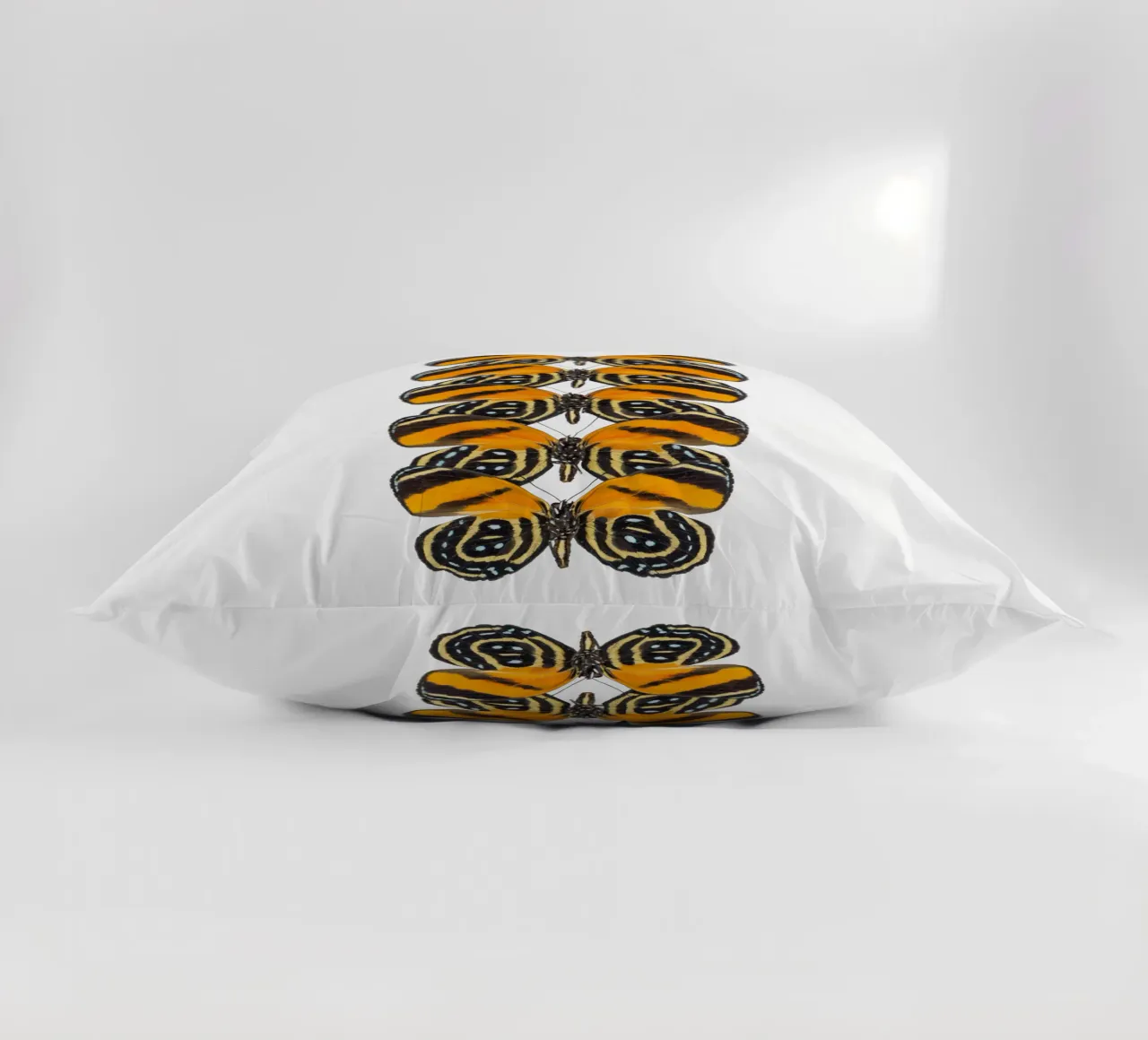 Farfalle in fila cuscino da Curious Collections by Marielle Leenders