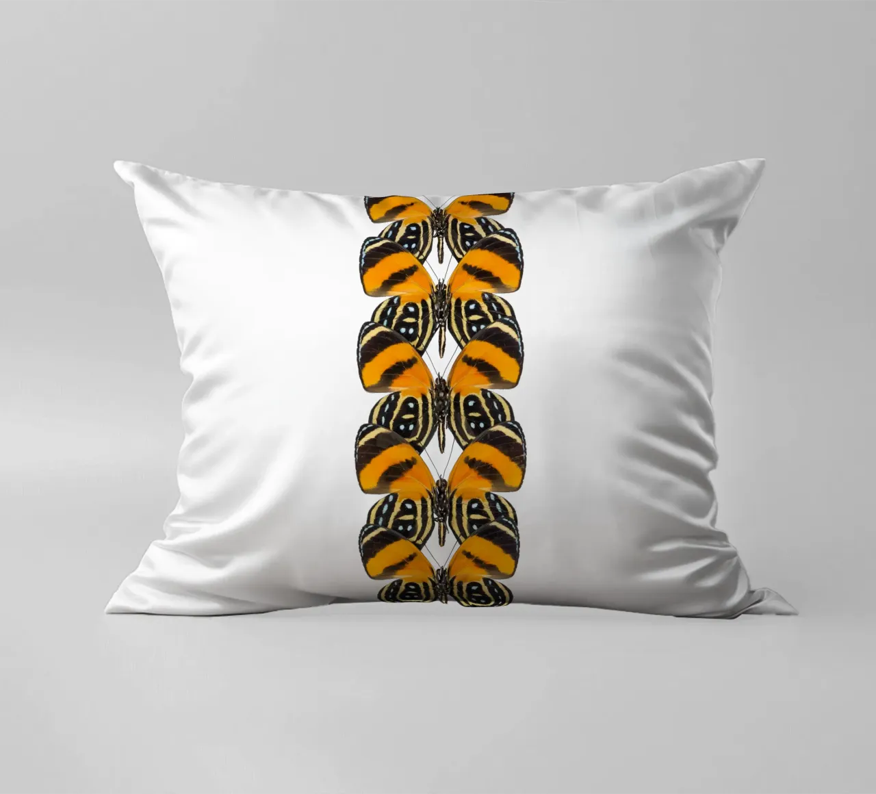 Farfalle in fila cuscino da Curious Collections by Marielle Leenders