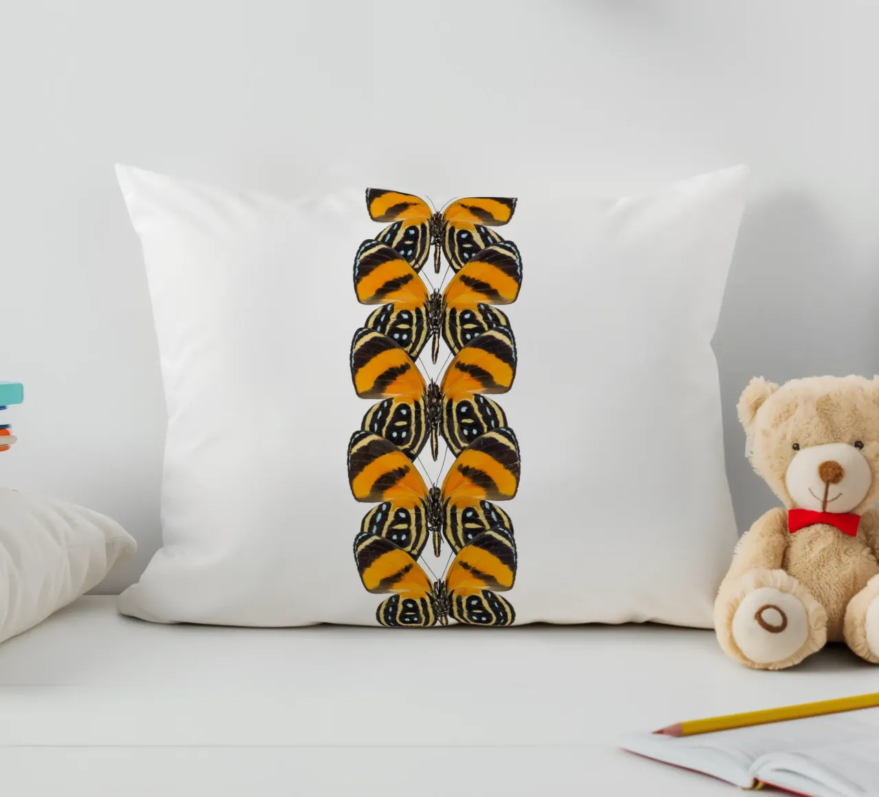 Farfalle in fila cuscino da Curious Collections by Marielle Leenders