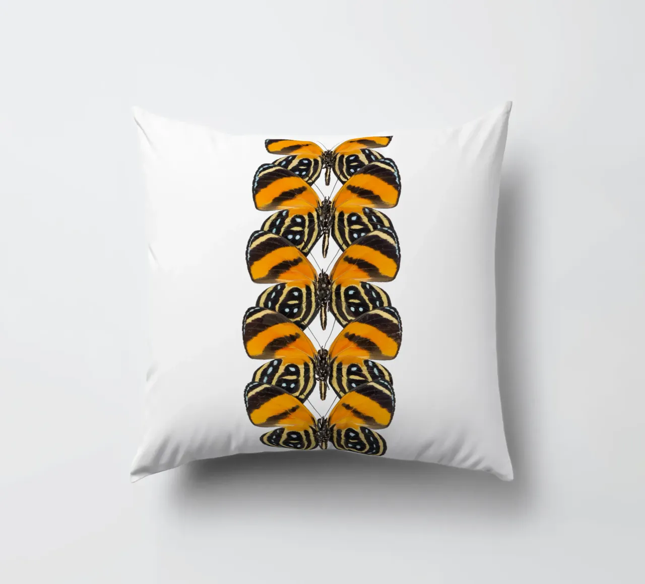 Farfalle in fila cuscino da Curious Collections by Marielle Leenders
