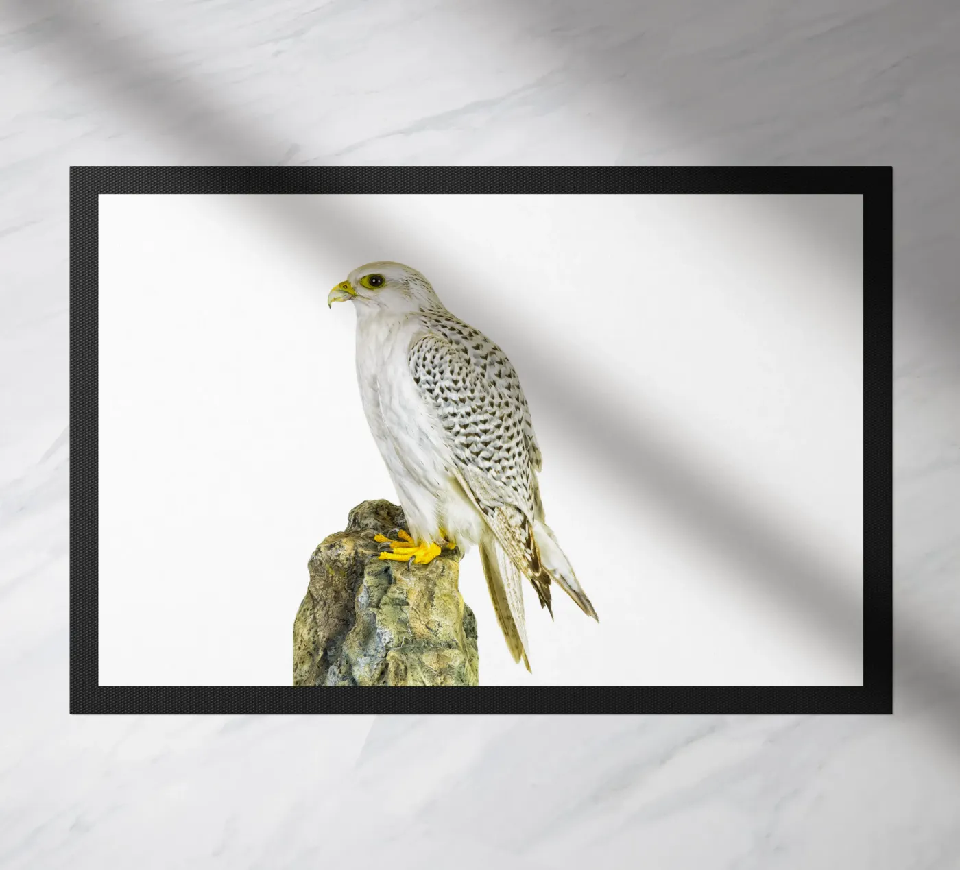 Weißbussard Fußmatte von Curious Collections by Marielle Leenders