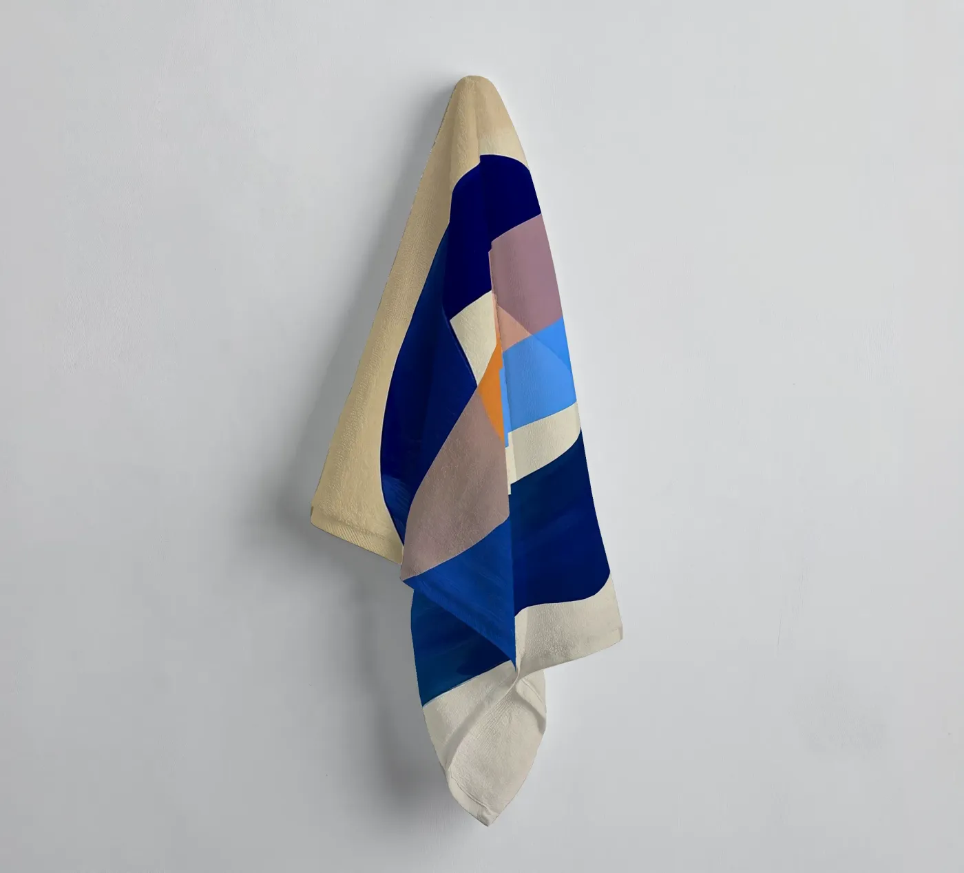 Blue Loop Abstract badhanddoek van Nadjaa