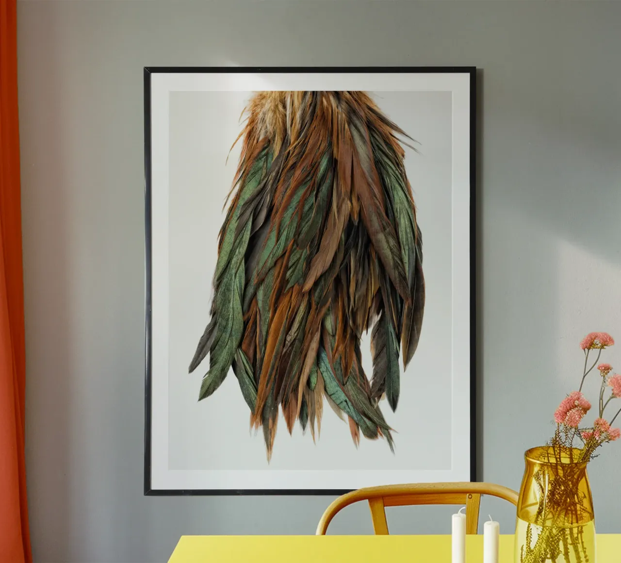 Piume verdi poster con telaio in legno da Curious Collections by Marielle Leenders