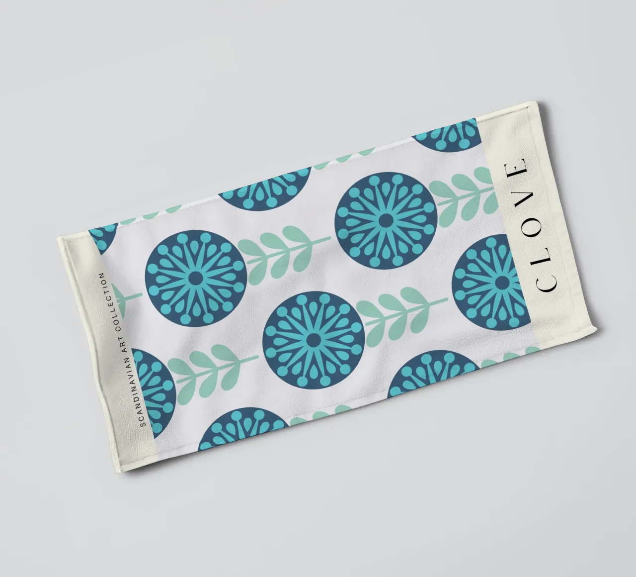 Kruidnagel - Nordic Botanical Simplicity badhanddoek van Studio Mooodz
