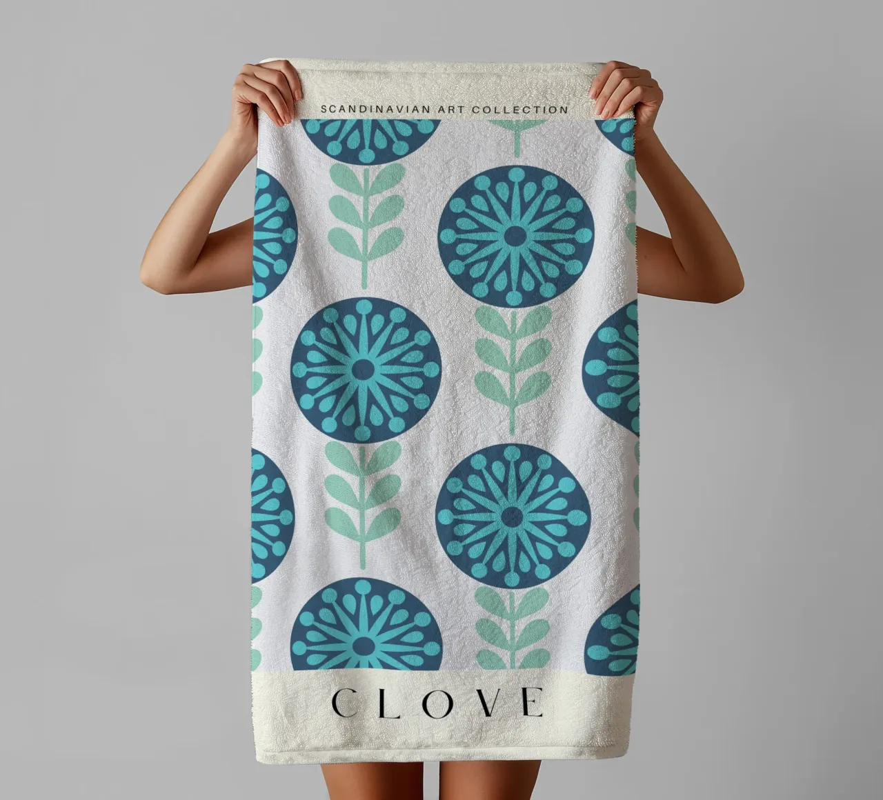 Kruidnagel - Nordic Botanical Simplicity badhanddoek van Studio Mooodz