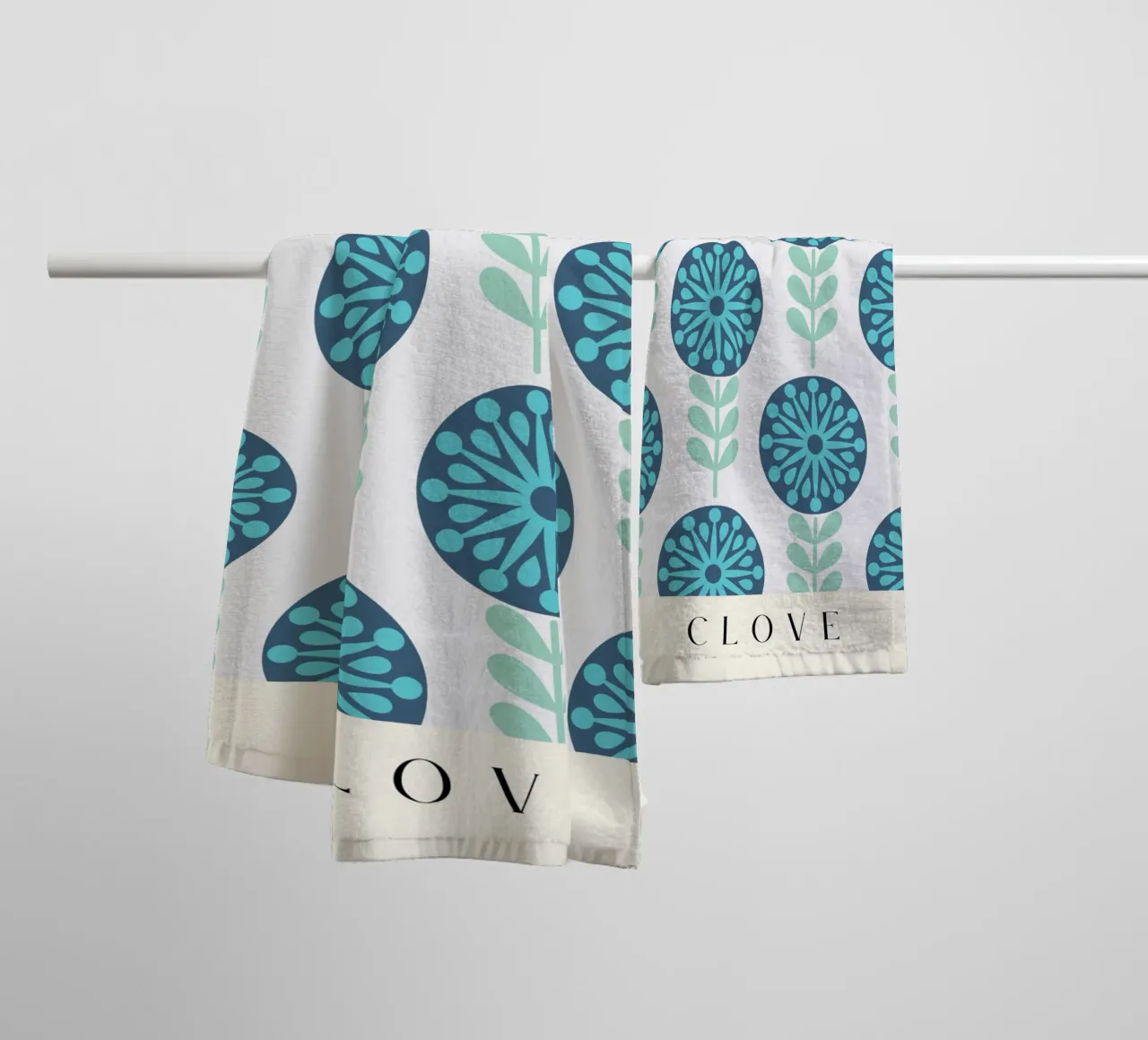 Kruidnagel - Nordic Botanical Simplicity badhanddoek van Studio Mooodz