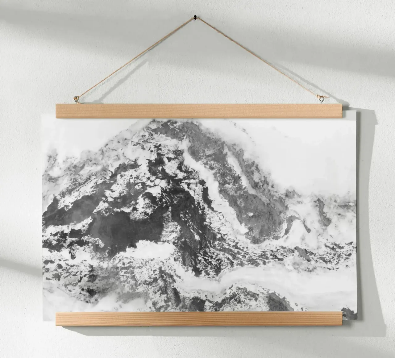 Montagna di marmo in bianco e nero poster da amini54