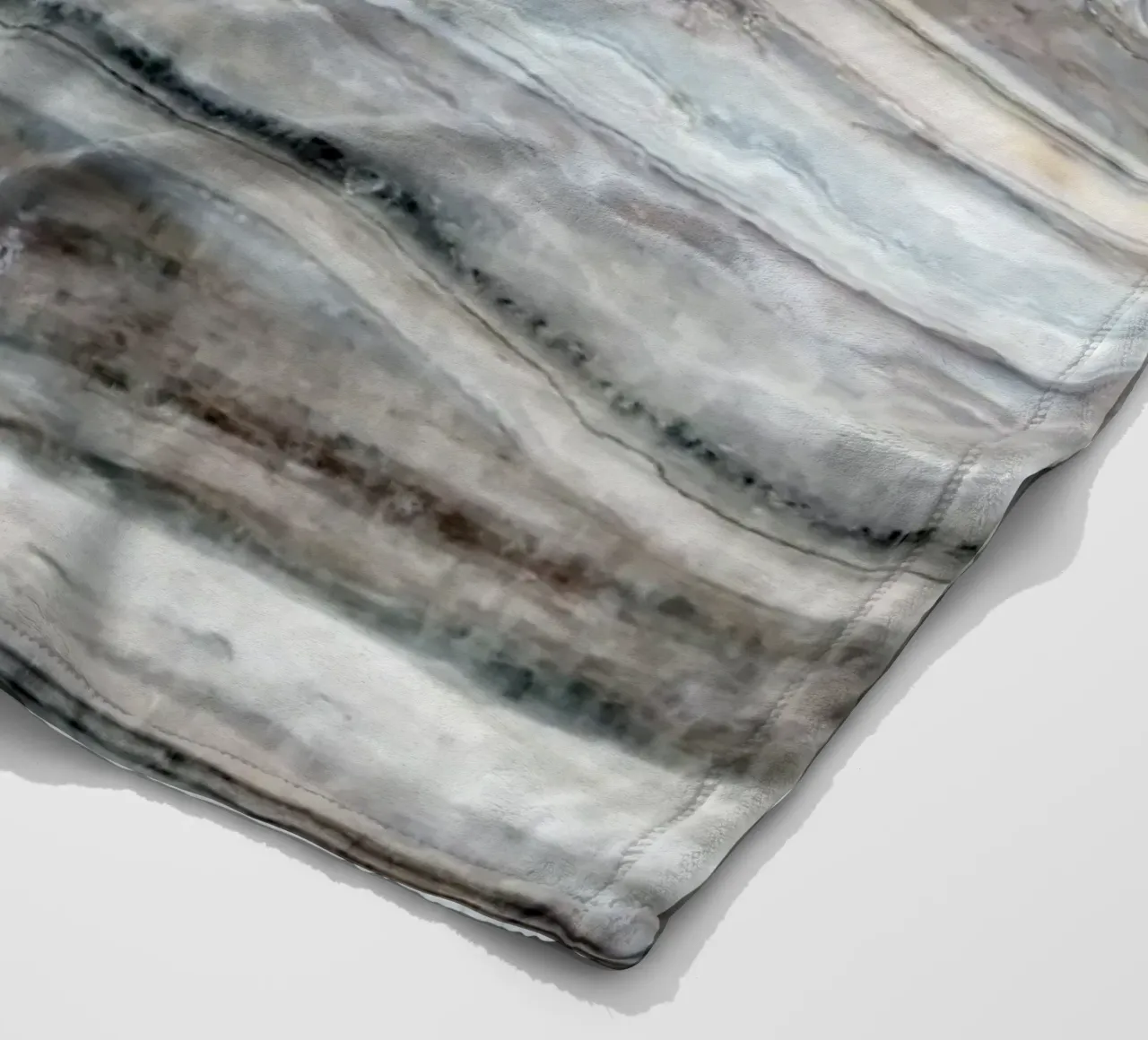 Blauer und weißer Marmor 01 Fleecedecke von amini54