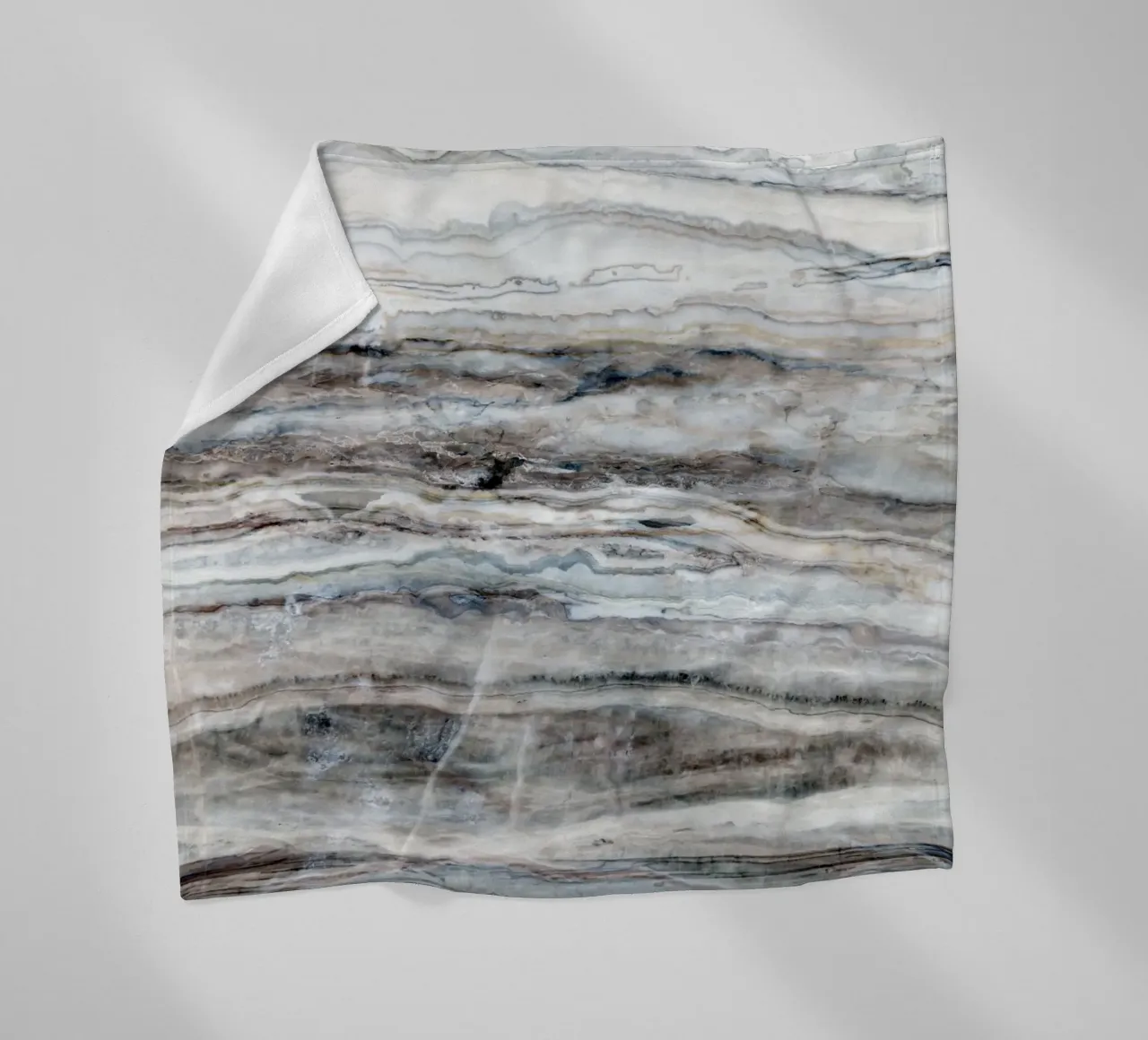 Blauer und weißer Marmor 01 Fleecedecke von amini54