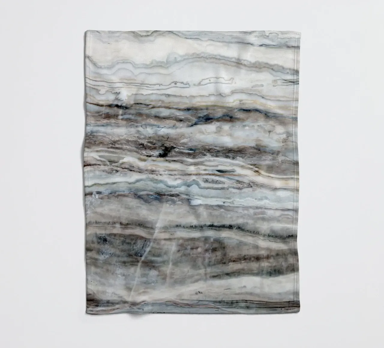 Blauer und weißer Marmor 01 Fleecedecke von amini54