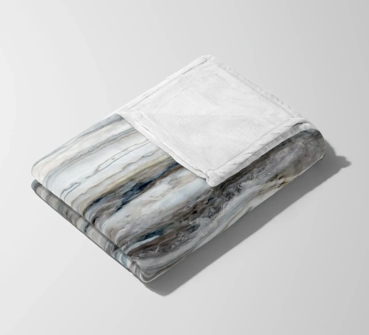 Blauer und weißer Marmor 01 Fleecedecke von amini54