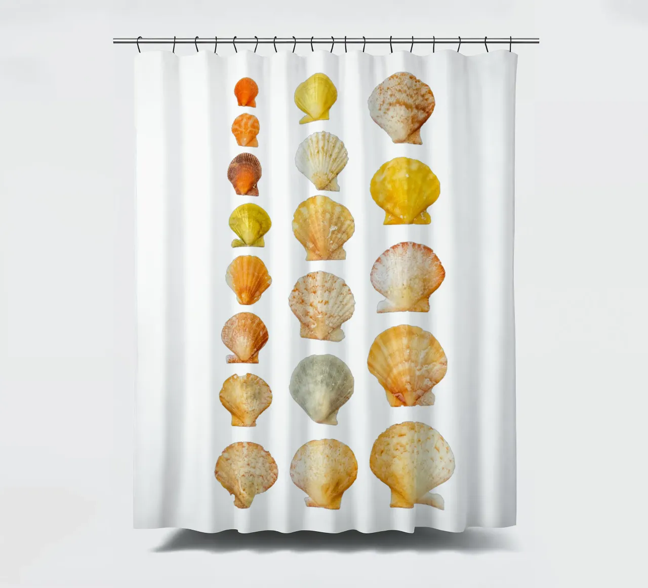 Muscheln Duschvorhang von Curious Collections by Marielle Leenders