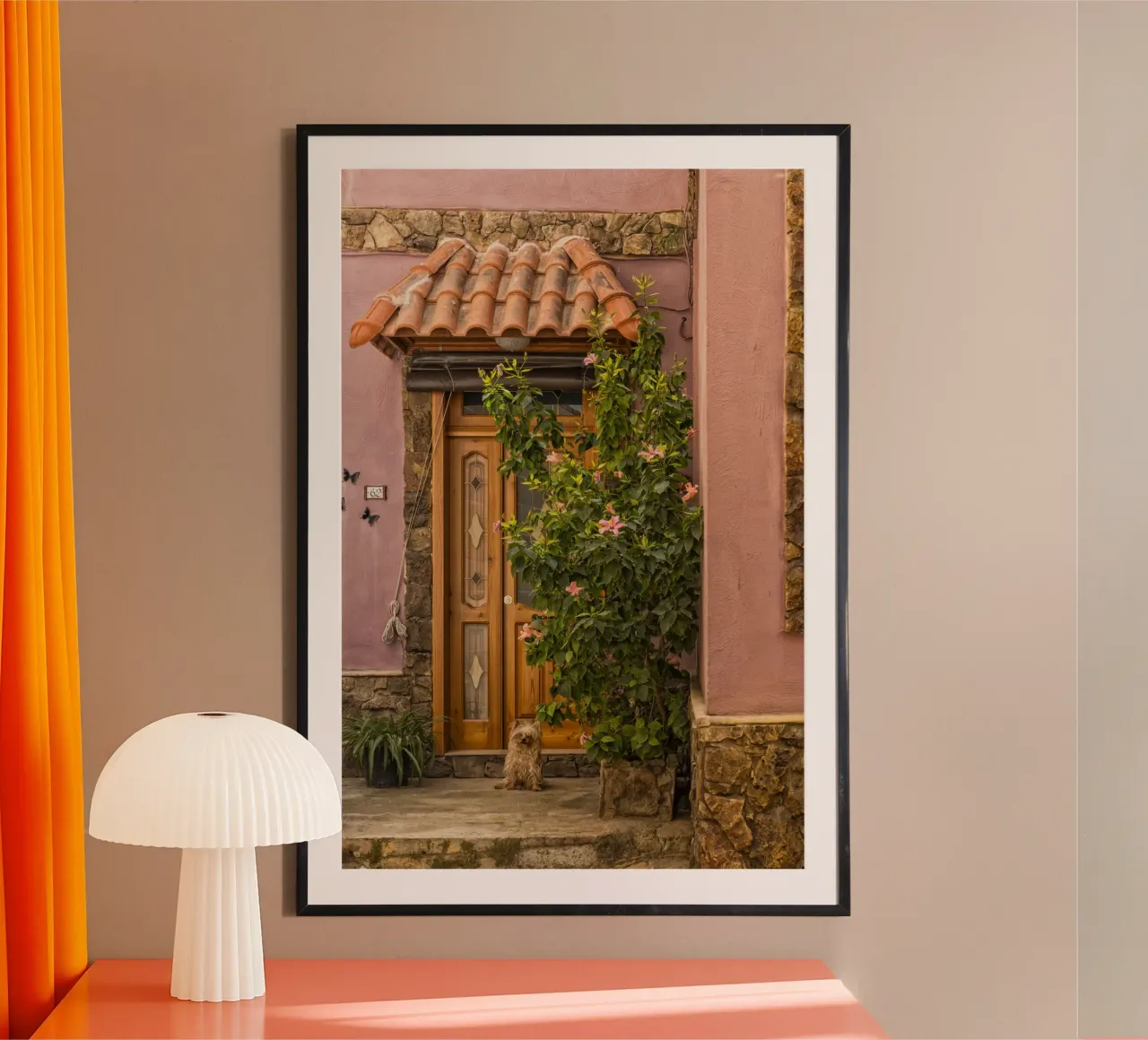 Incantevole portico con magnolie rosa poster da Curious Collections by Marielle Leenders