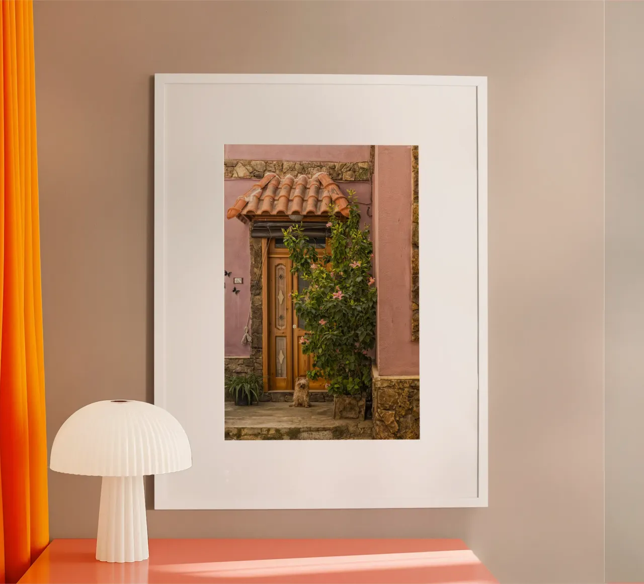 Incantevole portico con magnolie rosa poster da Curious Collections by Marielle Leenders