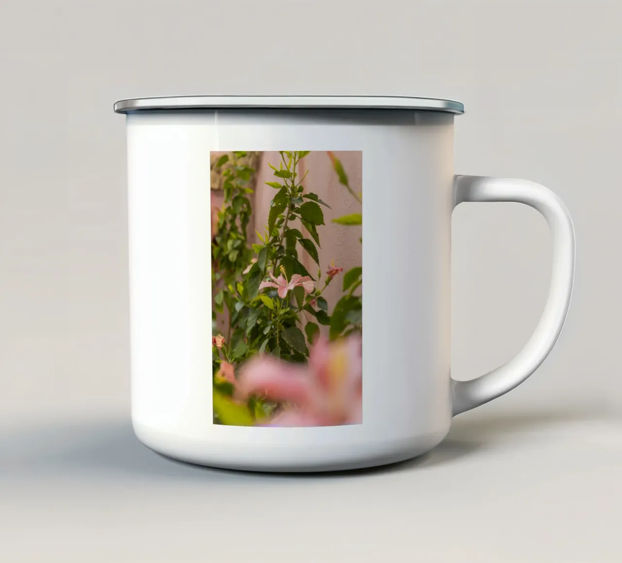 Magnolia rosa tazza in smalto da Curious Collections by Marielle Leenders