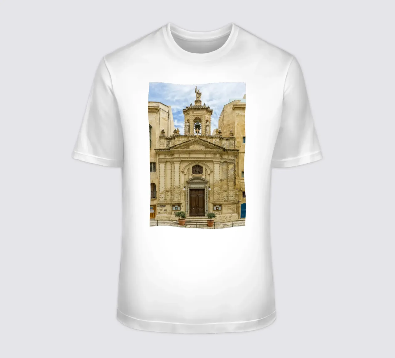 Facciata di una vecchia chiesa a Malta t-shirt da Curious Collections by Marielle Leenders