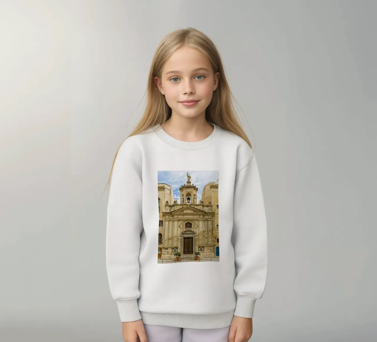 Facciata di una vecchia chiesa a Malta felpa bambino da Curious Collections by Marielle Leenders
