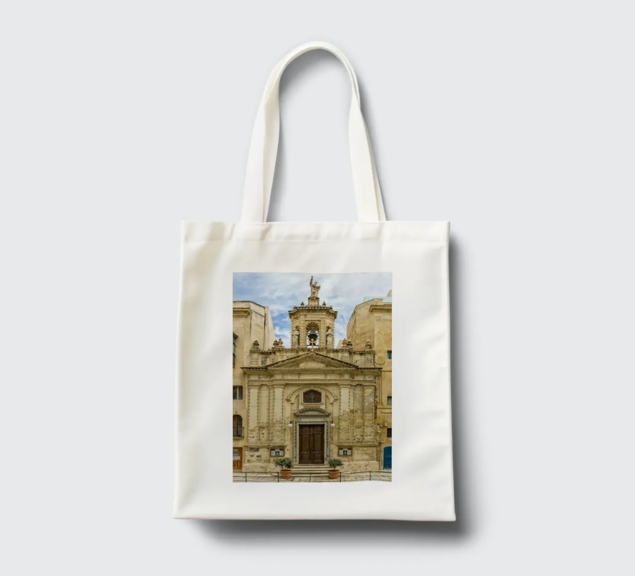 Facciata di una vecchia chiesa a Malta borsa in juta da Curious Collections by Marielle Leenders