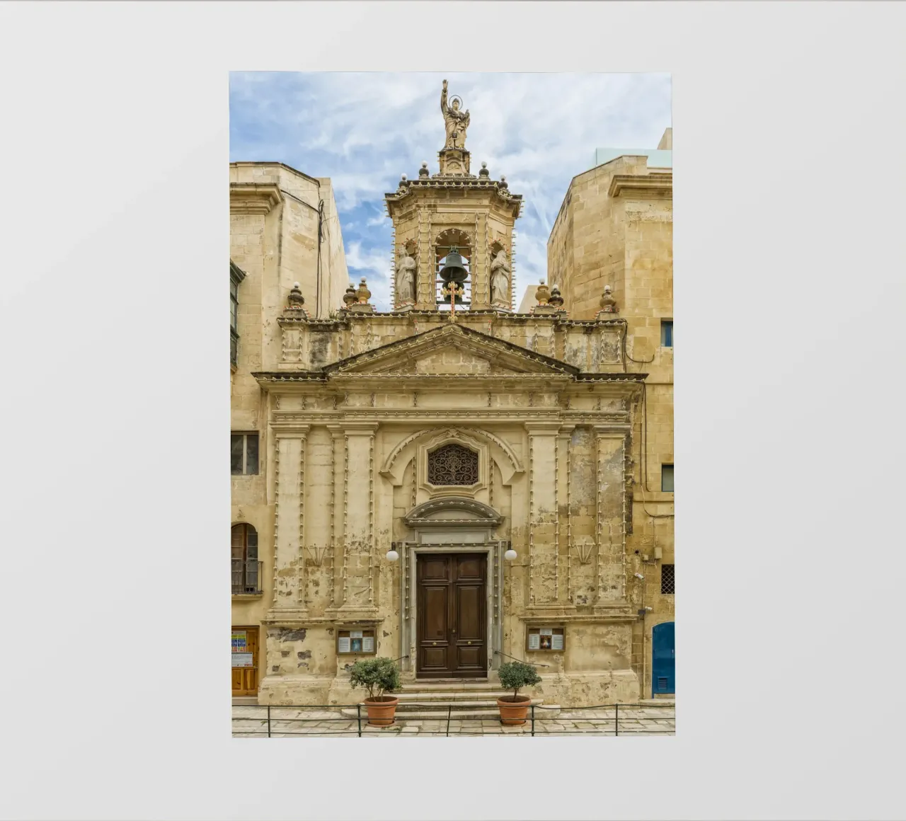 Facciata di una vecchia chiesa a Malta pellicola backlit da Curious Collections by Marielle Leenders
