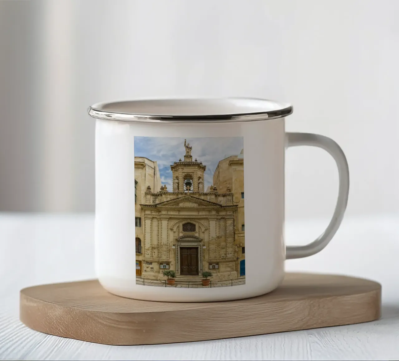 Facciata di una vecchia chiesa a Malta tazza in smalto da Curious Collections by Marielle Leenders