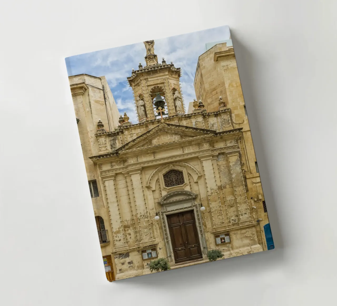 Facciata di una vecchia chiesa a Malta diario da Curious Collections by Marielle Leenders