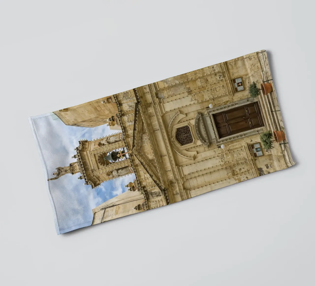 Facciata di una vecchia chiesa a Malta asciugamano da bagno da Curious Collections by Marielle Leenders