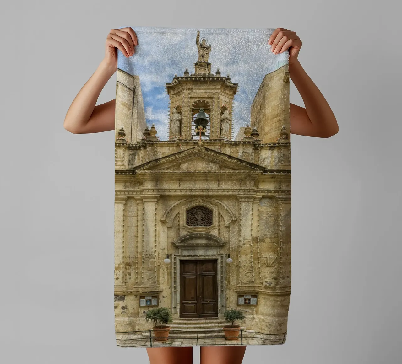 Facciata di una vecchia chiesa a Malta asciugamano da bagno da Curious Collections by Marielle Leenders