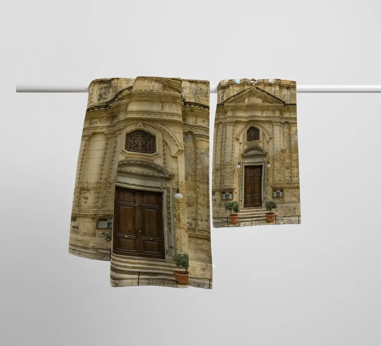 Facciata di una vecchia chiesa a Malta asciugamano da bagno da Curious Collections by Marielle Leenders