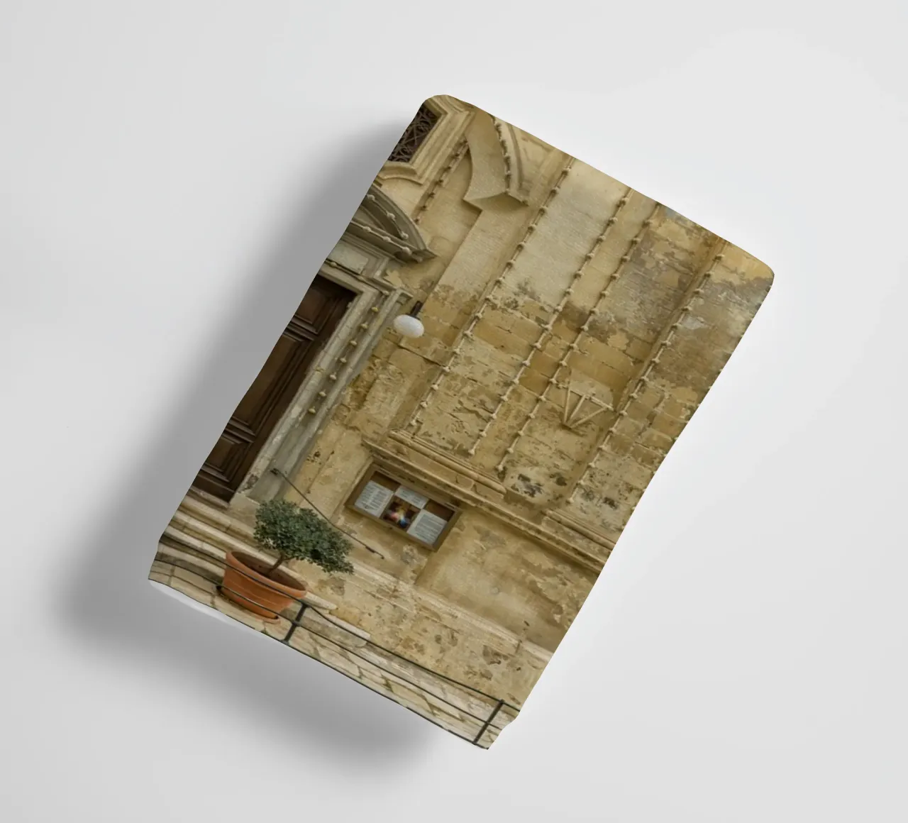 Facciata di una vecchia chiesa a Malta asciugamano da bagno da Curious Collections by Marielle Leenders
