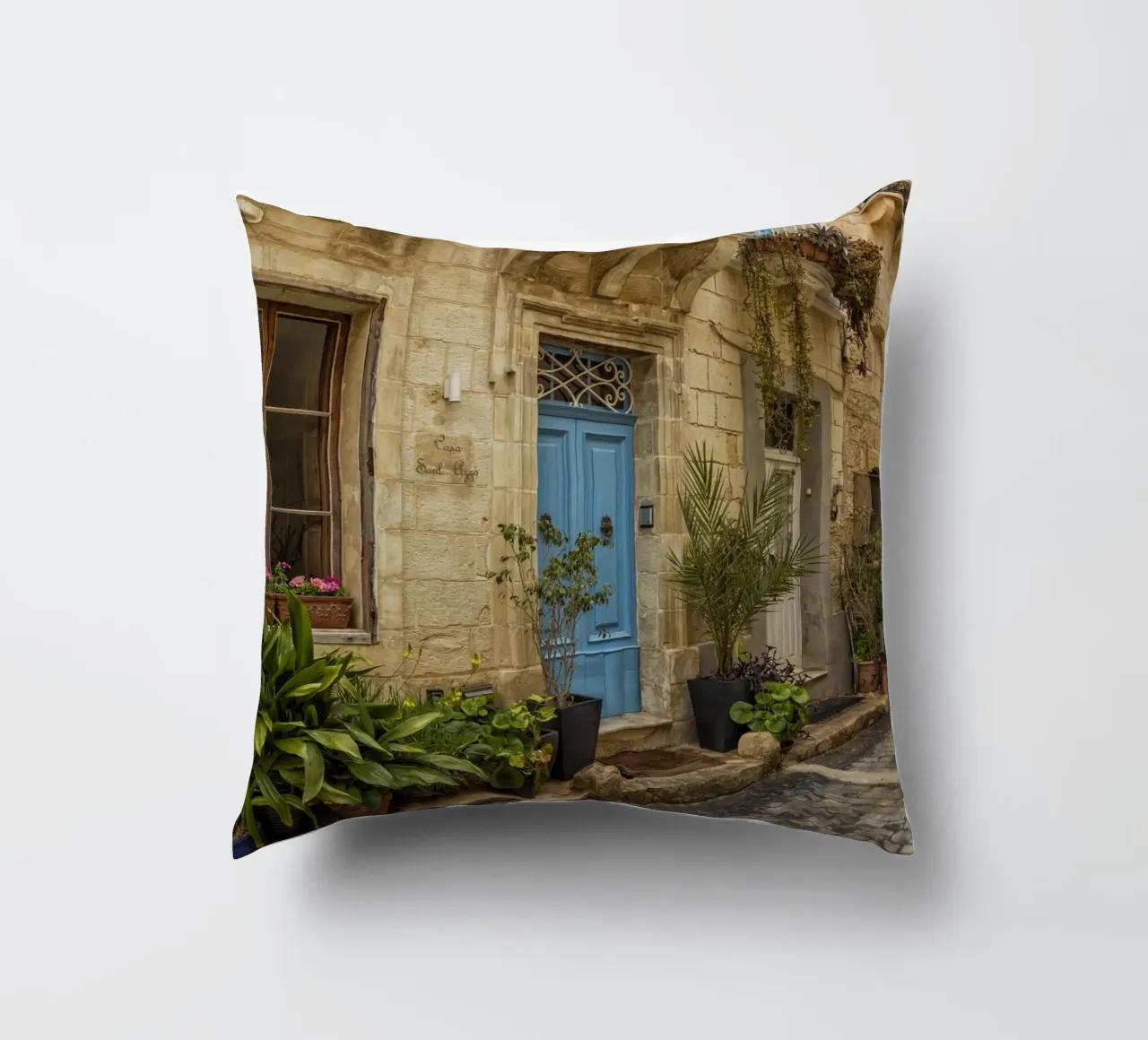 Vicolo nostalgico MAlta cuscino da Curious Collections by Marielle Leenders