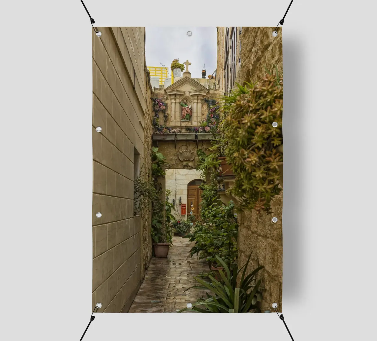 Un vicolo caratteristico con le reliquie di Malta telo in pvc da Curious Collections by Marielle Leenders