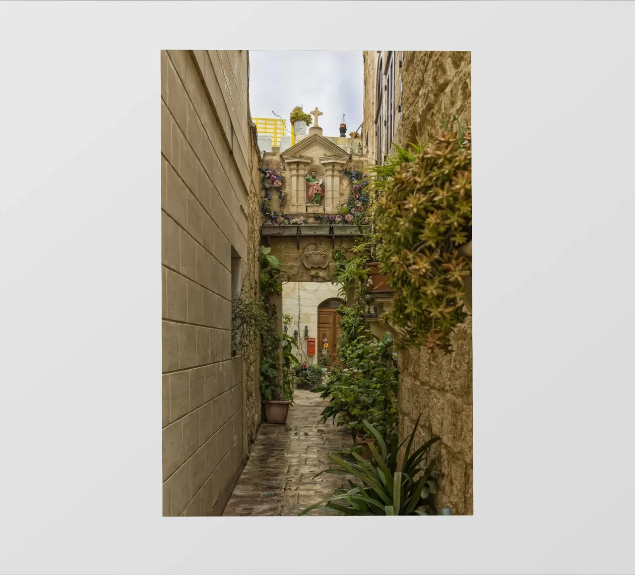 Un vicolo caratteristico con le reliquie di Malta telo in pvc da Curious Collections by Marielle Leenders