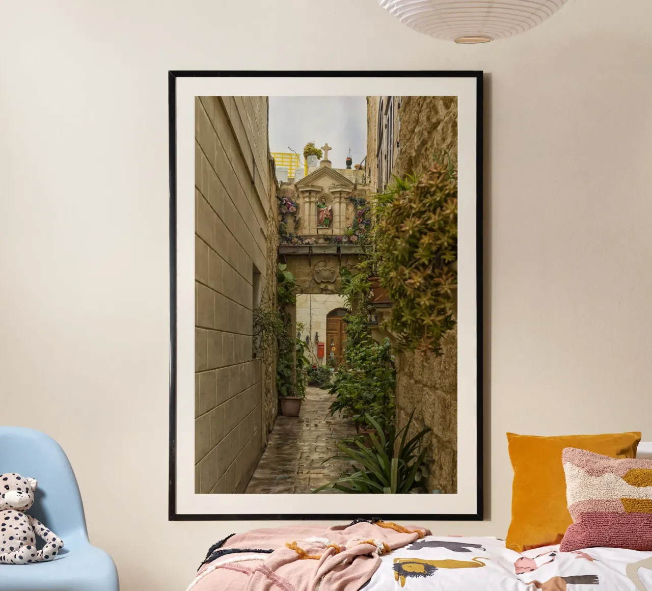 Un vicolo caratteristico con le reliquie di Malta poster con telaio in alluminio da Curious Collections by Marielle Leenders