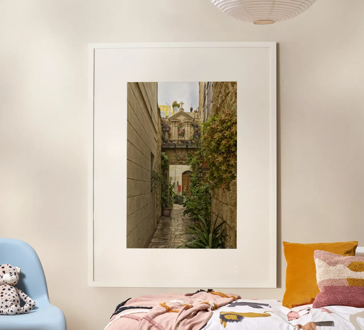 Un vicolo caratteristico con le reliquie di Malta poster con telaio in alluminio da Curious Collections by Marielle Leenders