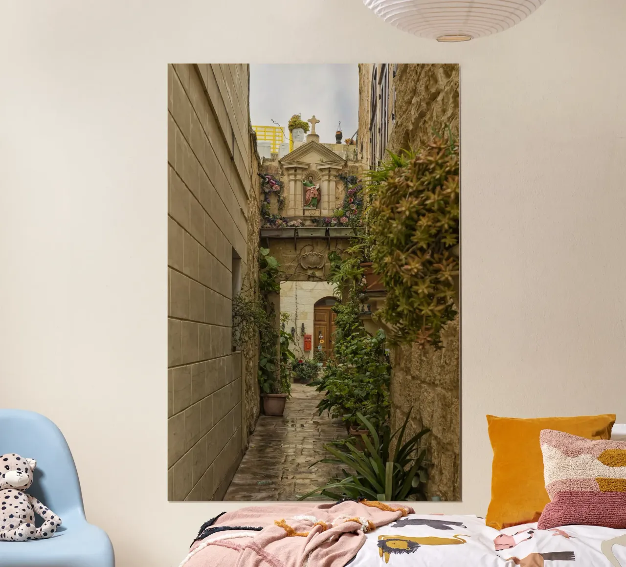 Un vicolo caratteristico con le reliquie di Malta poster con telaio in alluminio da Curious Collections by Marielle Leenders
