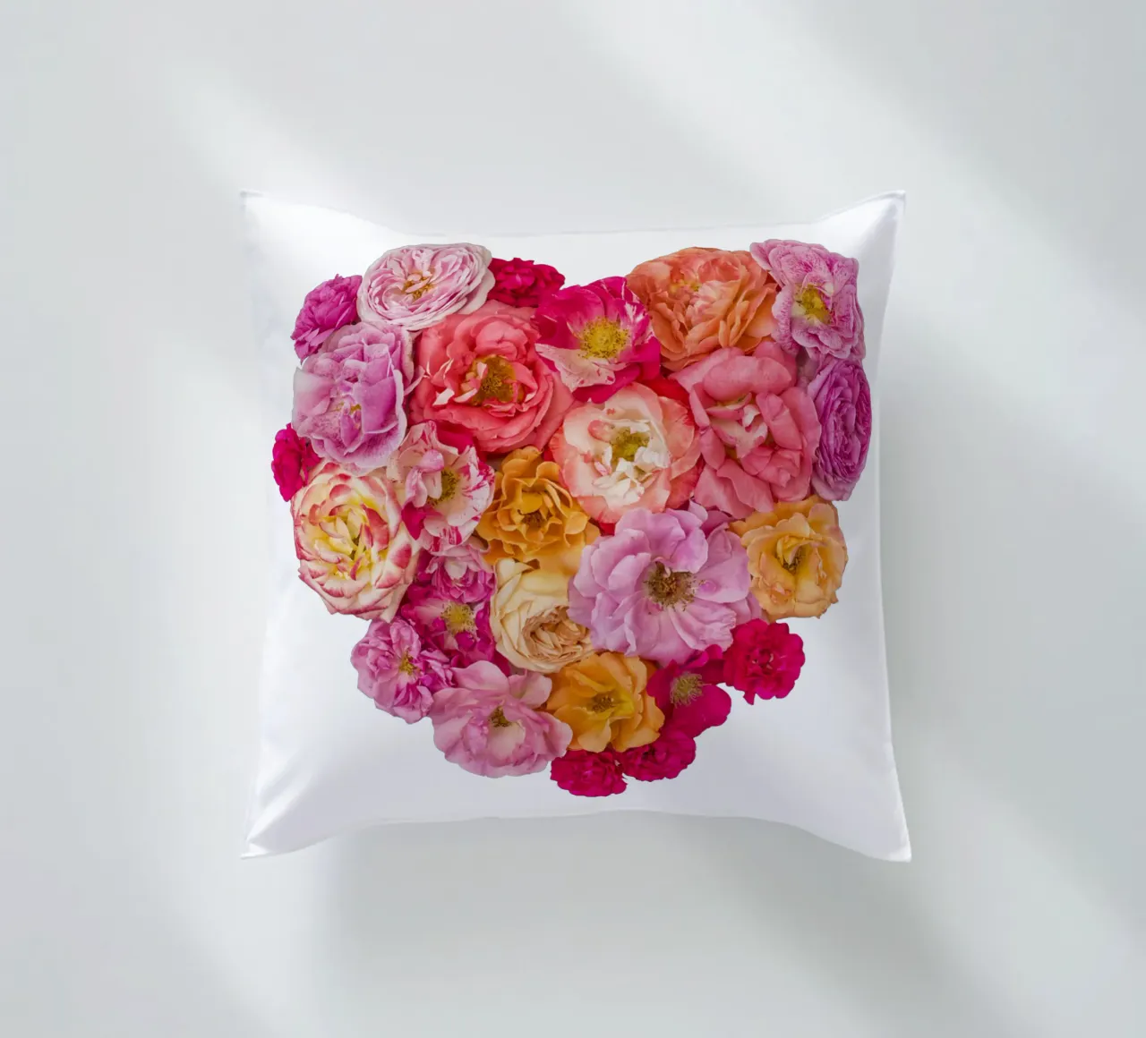 Cuore di rose colorate cuscino da Curious Collections by Marielle Leenders