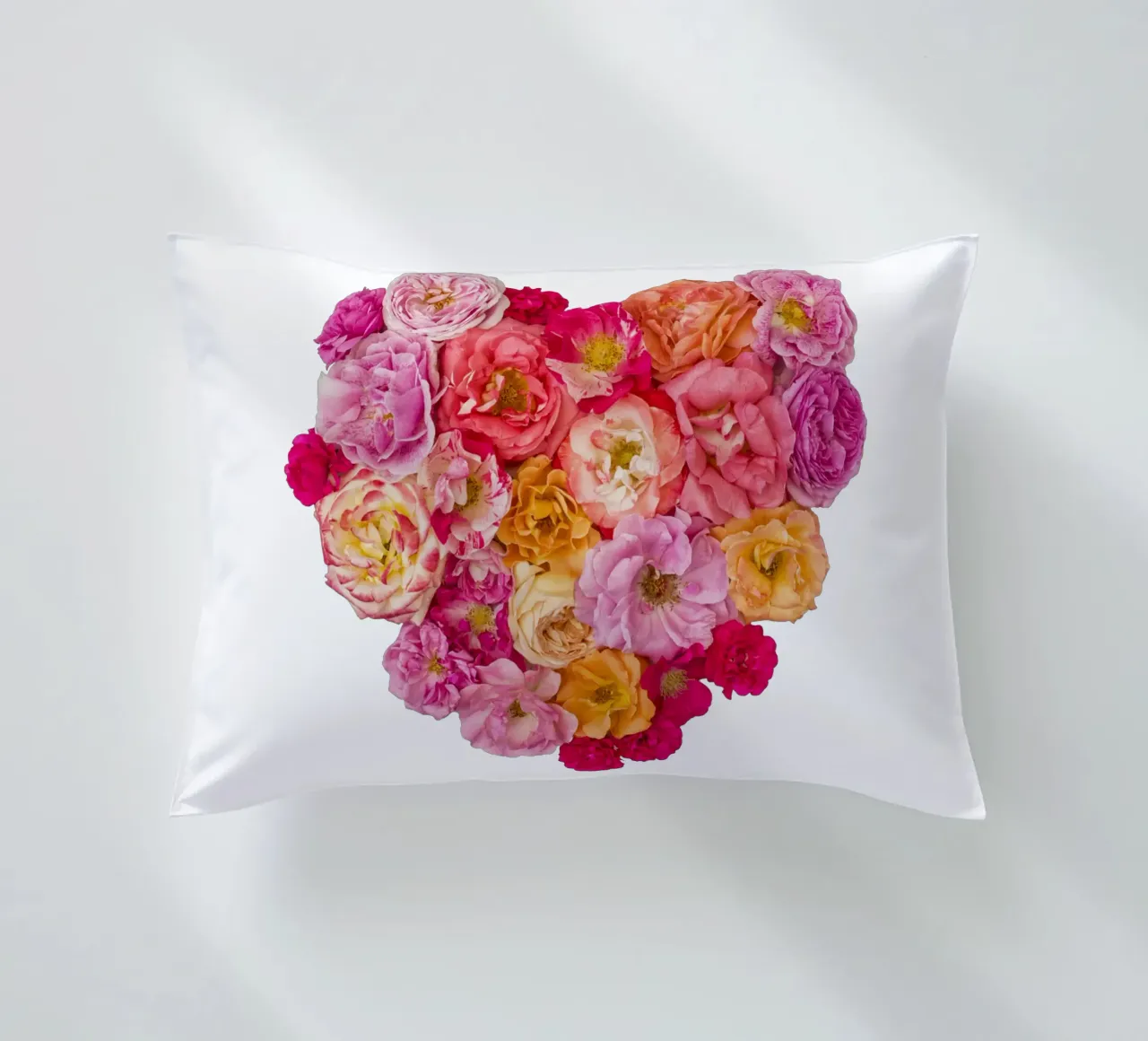 Cuore di rose colorate cuscino da Curious Collections by Marielle Leenders