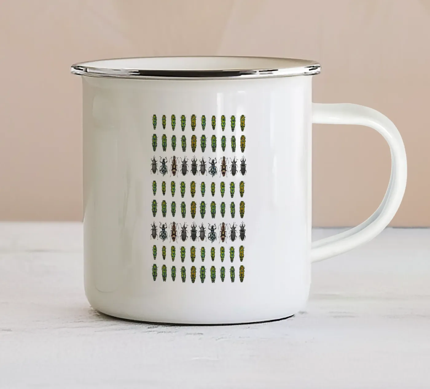Tiny beetles mug en émail de Curious Collections by Marielle Leenders