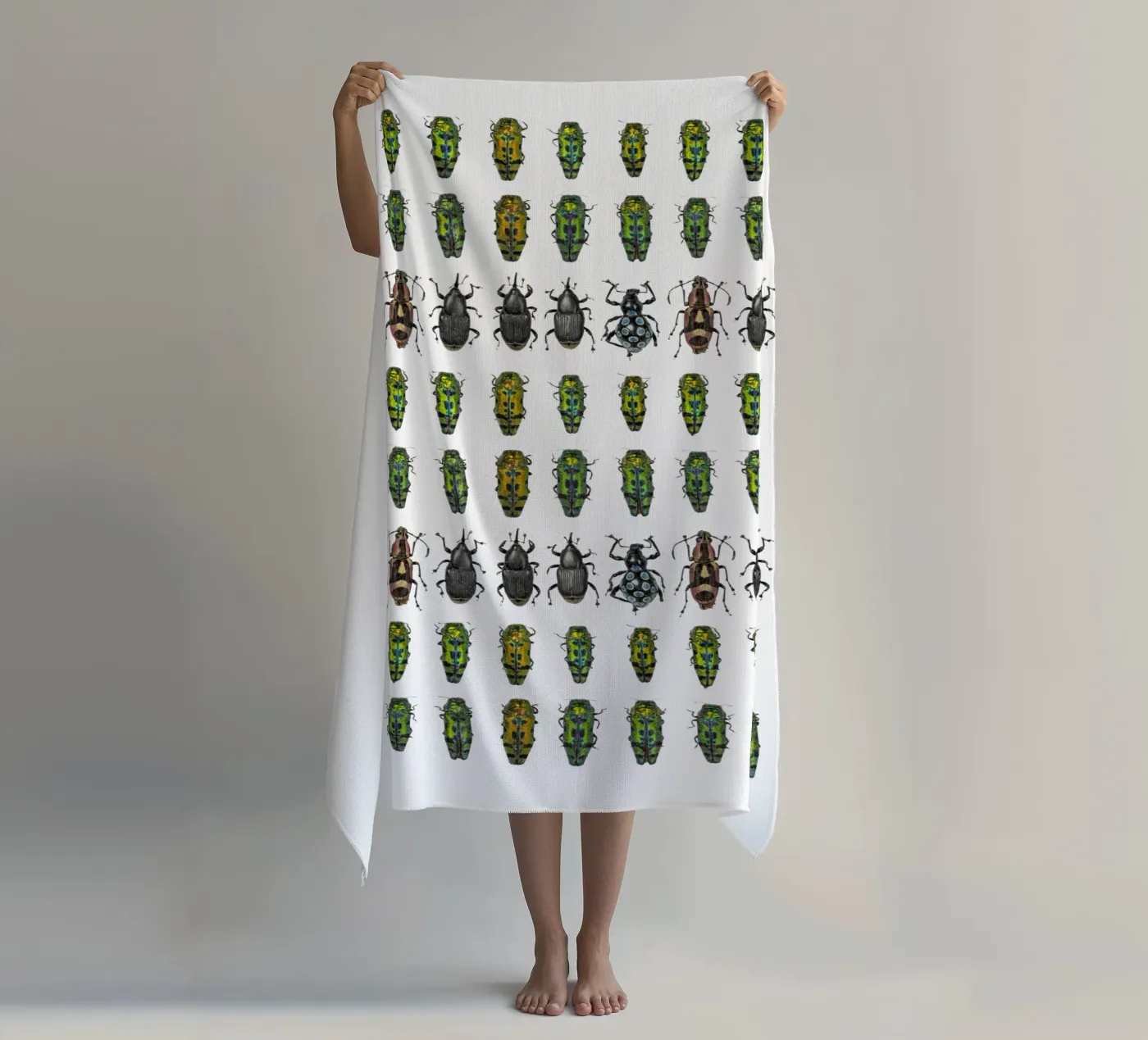 Tiny beetles serviette de plage de Curious Collections by Marielle Leenders