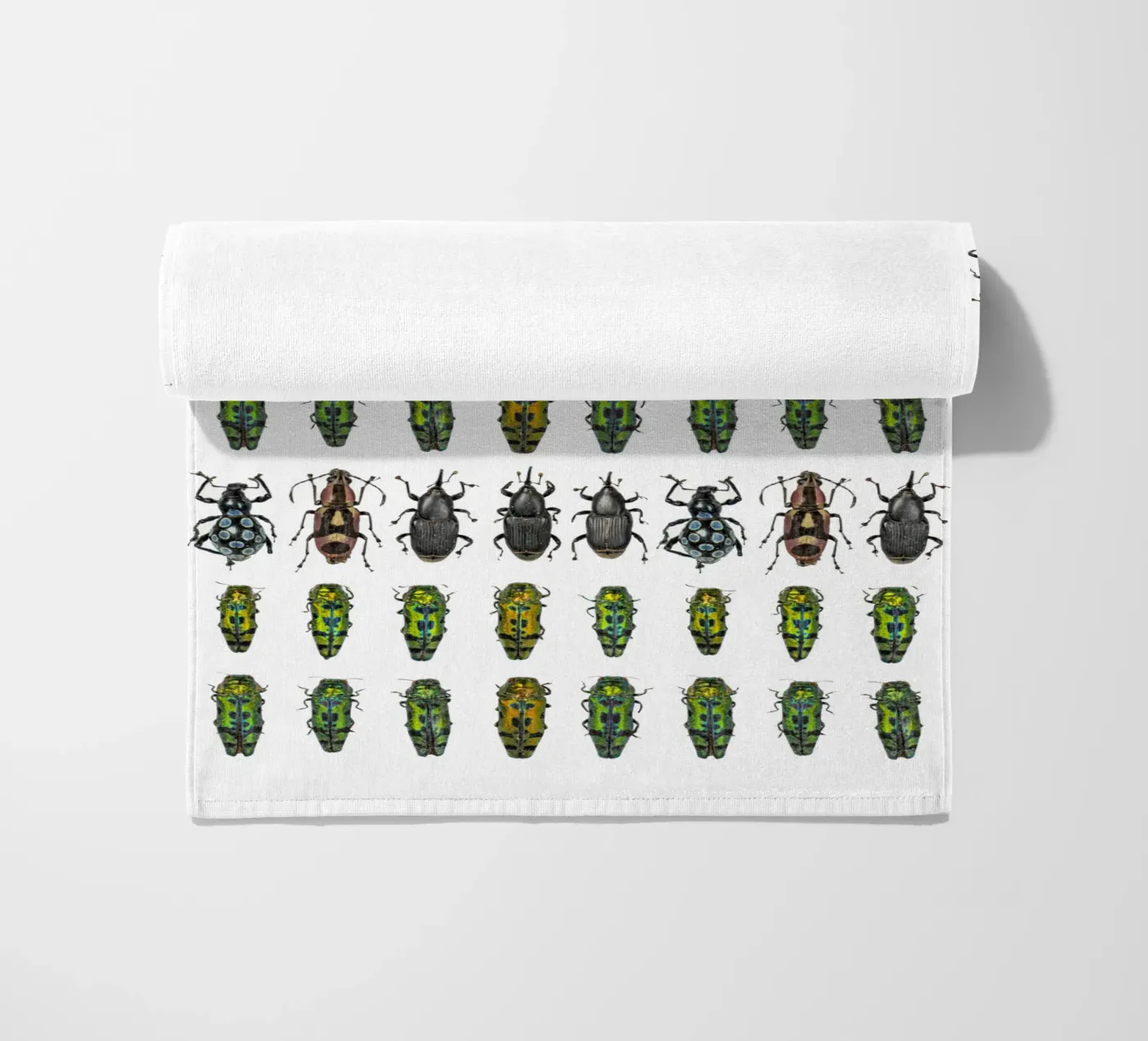 Tiny beetles serviette de plage de Curious Collections by Marielle Leenders
