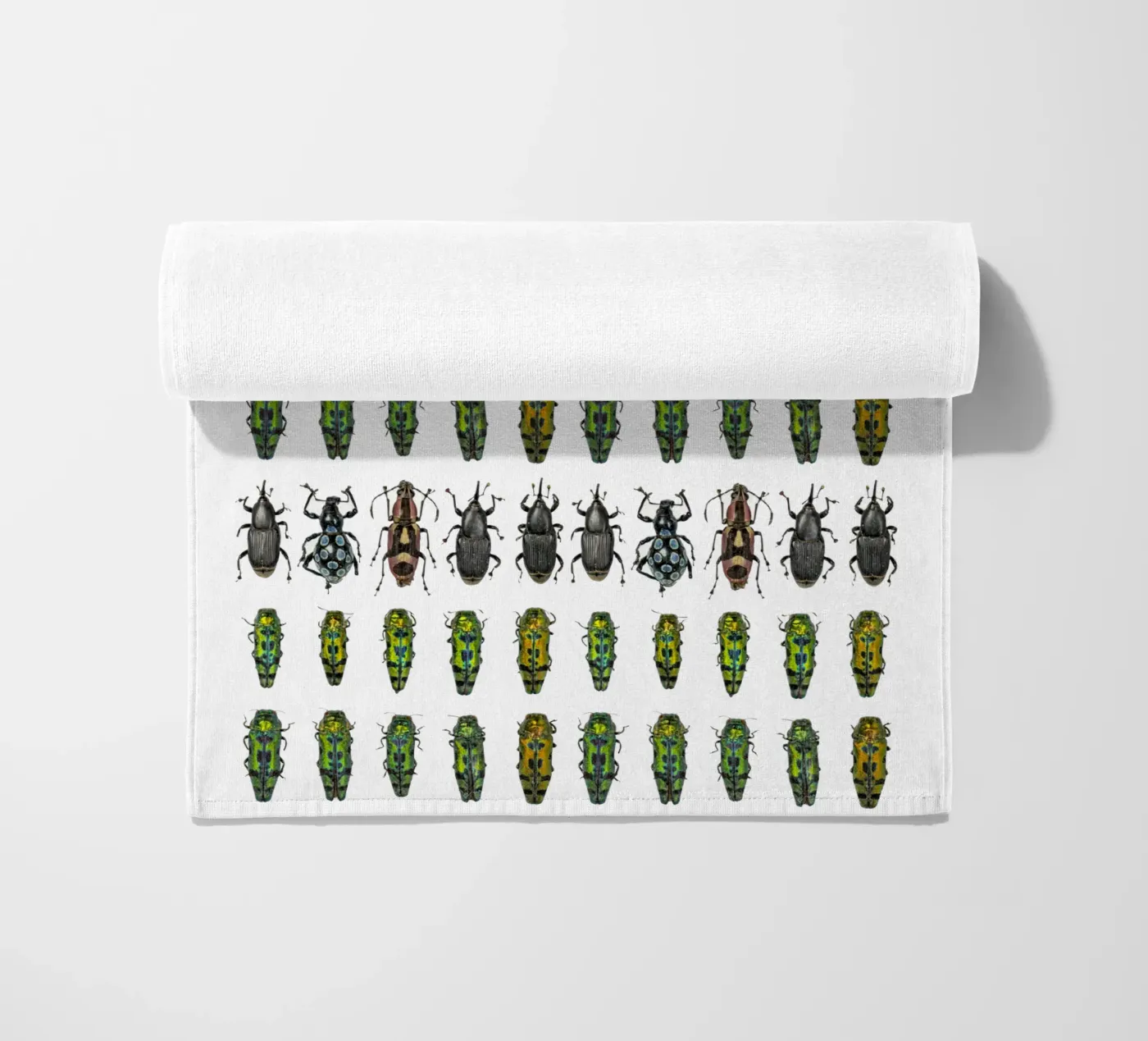 Tiny beetles serviette de plage de Curious Collections by Marielle Leenders