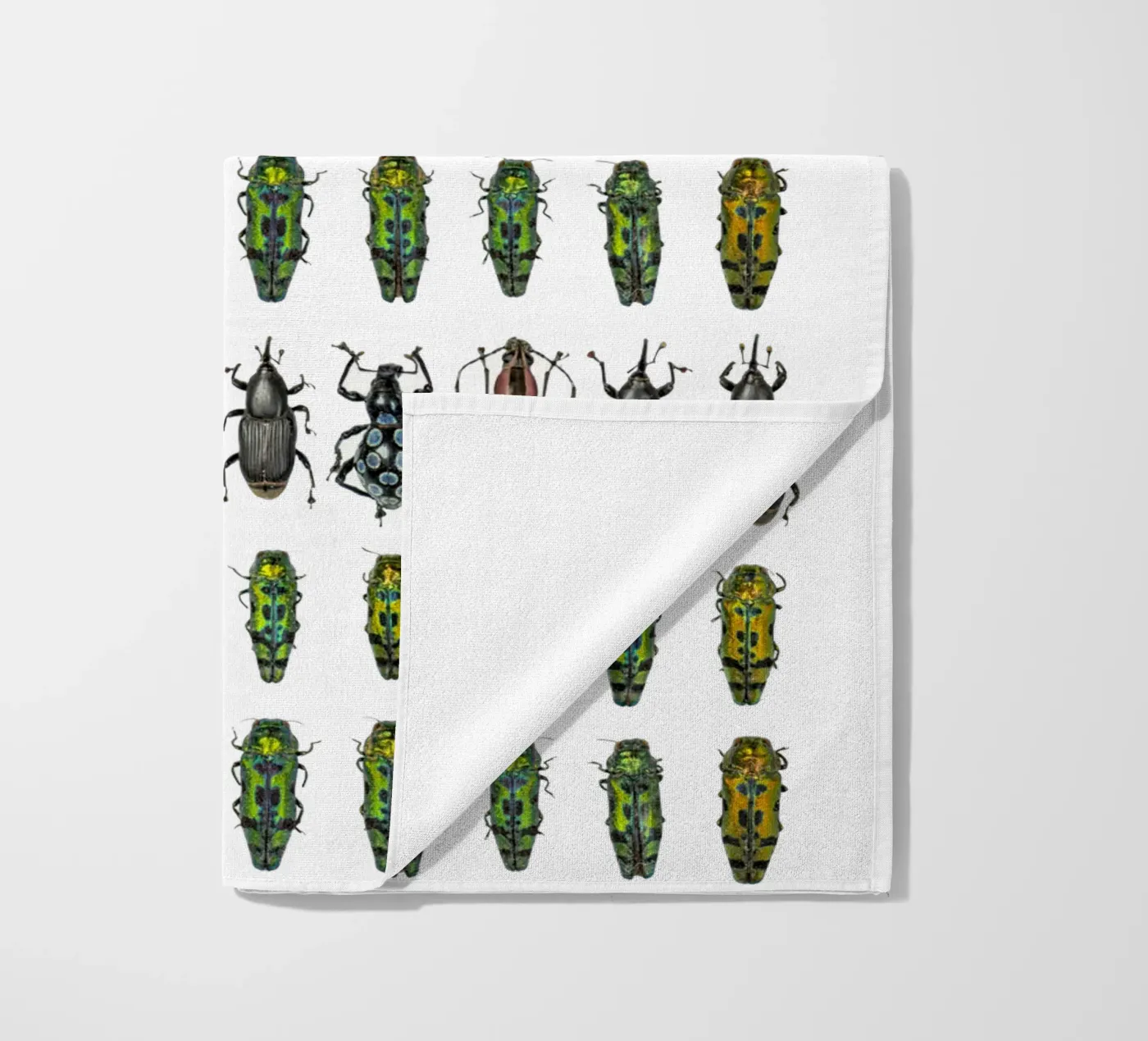 Tiny beetles serviette de plage de Curious Collections by Marielle Leenders