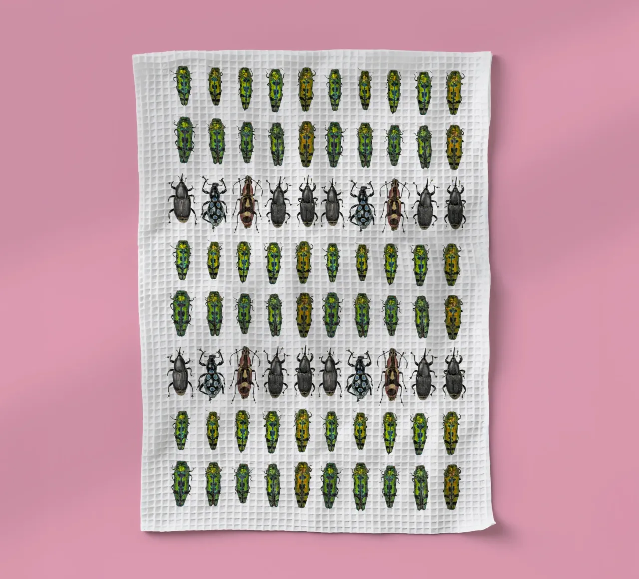 Winzige Käfer Geschirrtuch von Curious Collections by Marielle Leenders