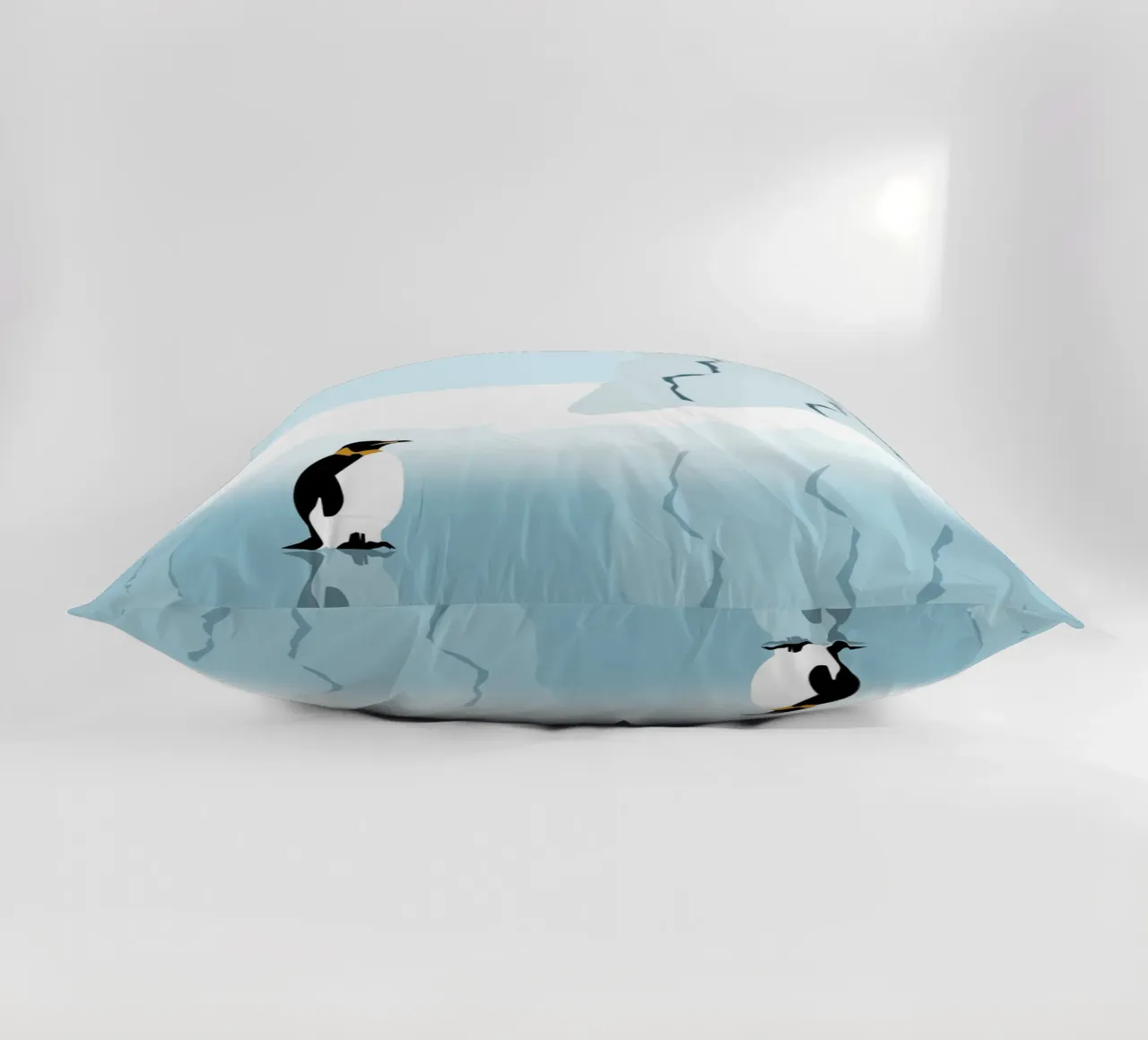 Penguin in the Antarktis cuscino da minimalist designs