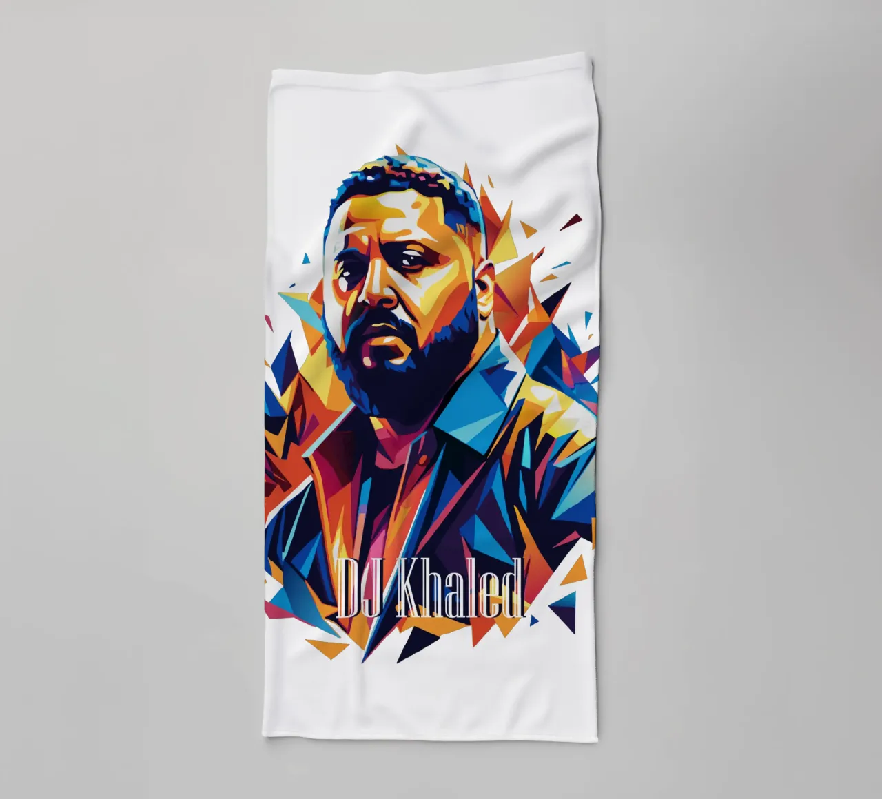 DJ Khaled Portrait in WPAP Pop Art asciugamano da bagno da vectorartnesia