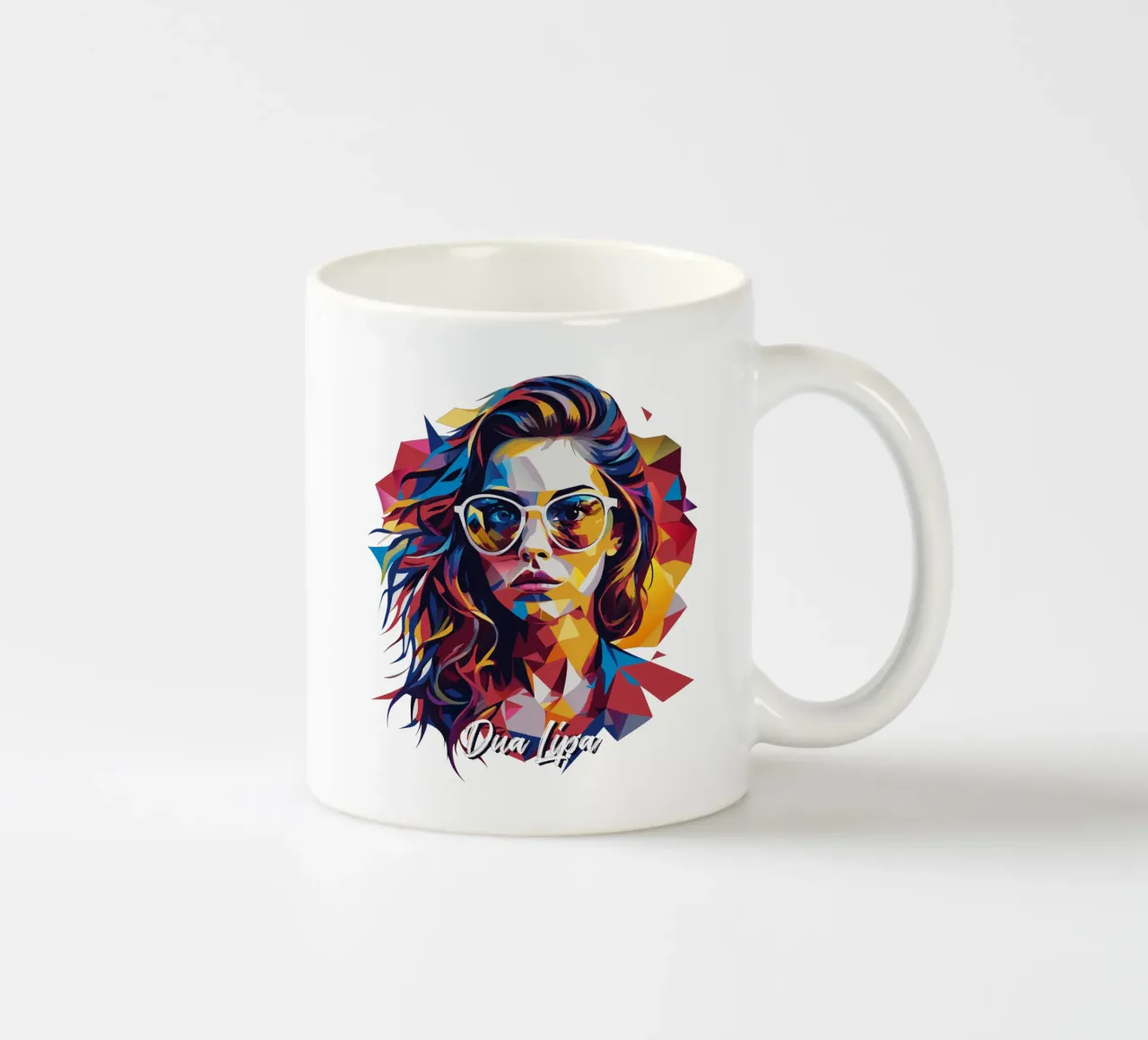 Dua Lipa Portrait in WPAP Pop Art tazza in ceramica da vectorartnesia